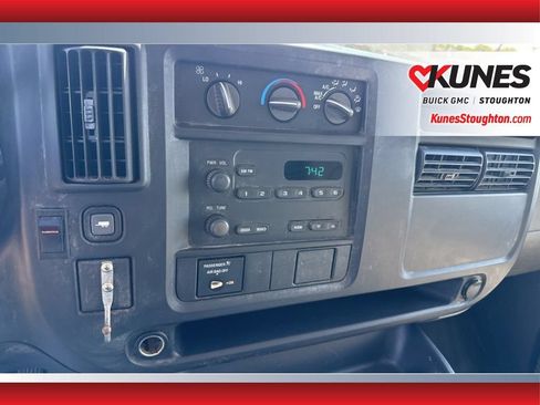 Used 2004 Chevrolet Express 3500 w/ Chrome Appearance Package RWD image 26
