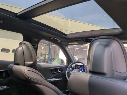 Used 2025 Mercedes-Benz GLC 300 4MATIC image 23