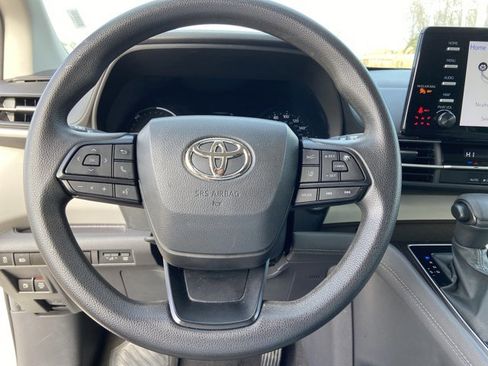 Used 2024 Toyota Sienna LE image 34
