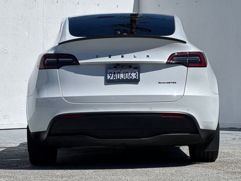 Used 2022 Tesla Model Y Long Range image 4