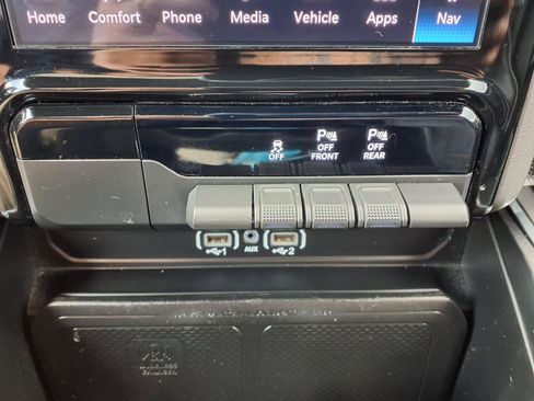 Used 2025 RAM 1500 Laramie AWD/4WD image 9