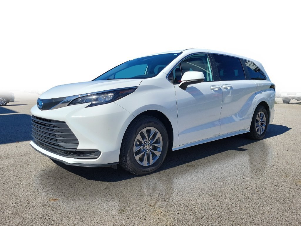 Used 2024 Toyota Sienna LE AWD/4WD image 2