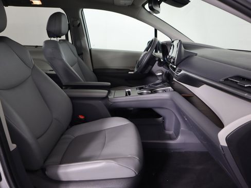 Used 2023 Toyota Sienna XLE image 10