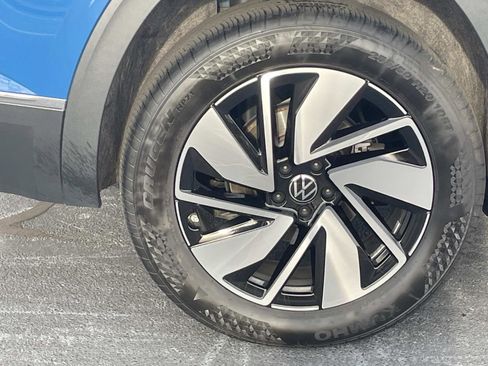 Certified 2025 Volkswagen Atlas SEL image 9