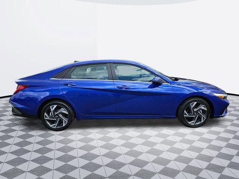 Certified 2025 Hyundai Elantra Limited w/ Cargo Package FWD image 7