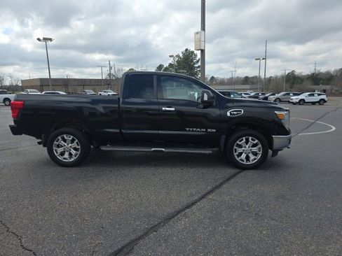 Used 2018 Nissan Titan SV w/ SV Convenience Package image 2