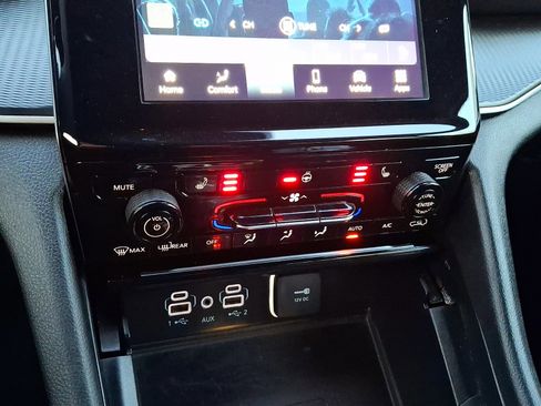 Used 2024 Jeep Grand Cherokee L Laredo image 16