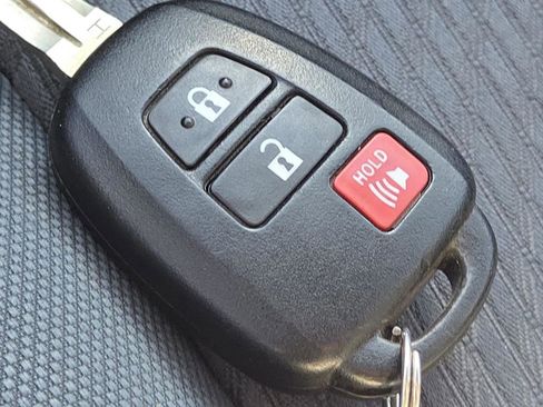 Used 2019 Toyota Highlander LE FWD image 33