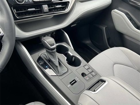 Used 2023 Toyota Highlander LE image 26