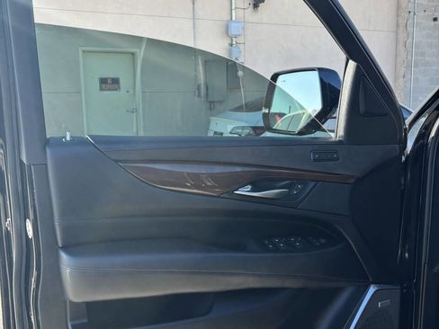Used 2019 Cadillac Escalade Luxury w/ Escalade Sport Edition image 5