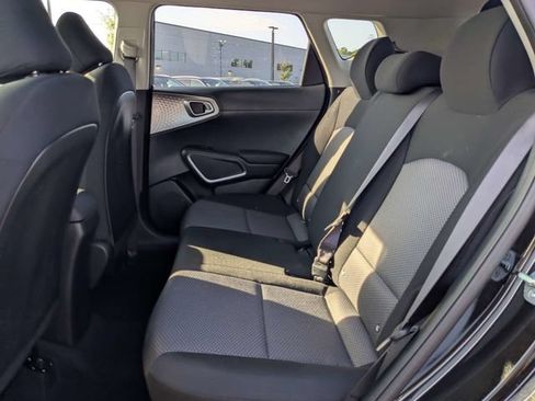 Used 2025 Kia Soul LX w/ LX Technology Package FWD image 13