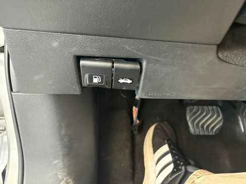 Used 2025 Nissan Versa SV FWD image 19