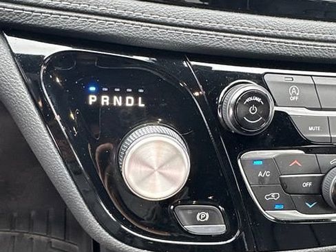 Used 2020 Chrysler Pacifica Limited w/ S Appearance Package FWD image 4