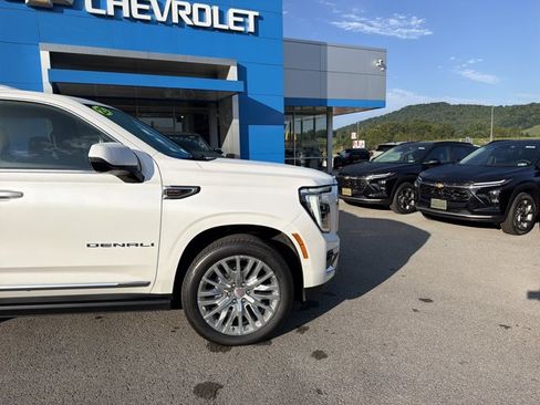 Used 2025 GMC Yukon Denali w/ Sun & Power Step Package AWD/4WD image 2