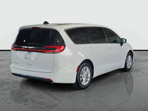 New 2026 Chrysler Pacifica Select FWD image 2