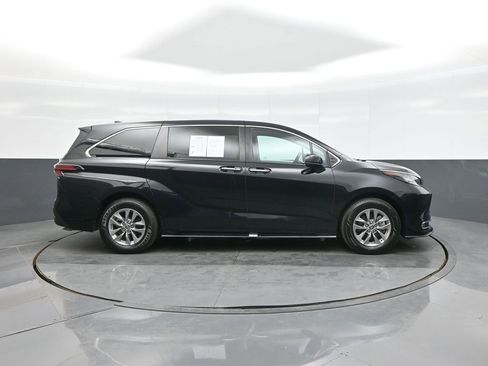 Certified 2022 Toyota Sienna XLE image 10