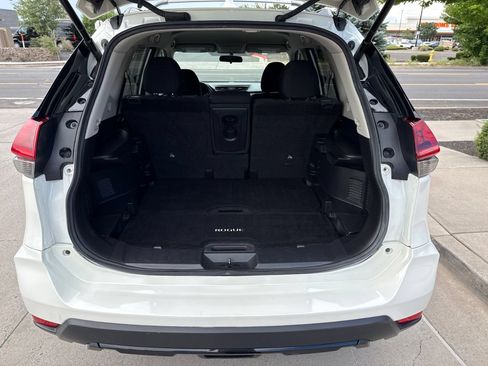 Used 2018 Nissan Rogue SV w/ Premium Package FWD image 8
