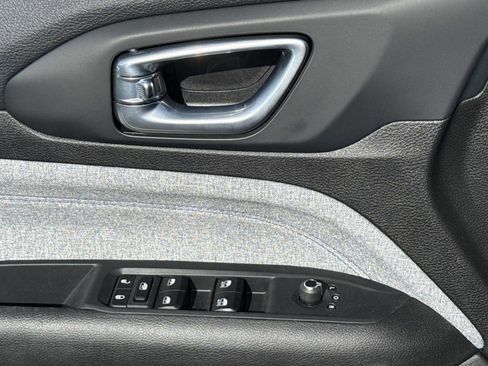 Used 2025 Jeep Compass Sport image 18