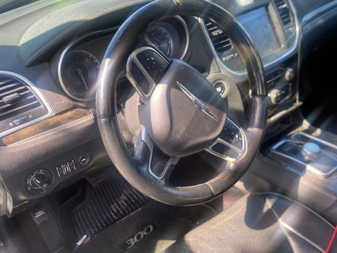 Used 2017 Chrysler 300 C RWD image 7