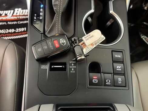 Used 2025 Toyota Highlander XLE AWD/4WD image 22