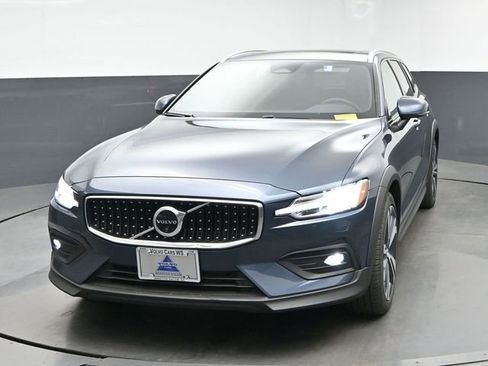 Used 2025 Volvo V60 B5 Cross Country Plus AWD/4WD image 3