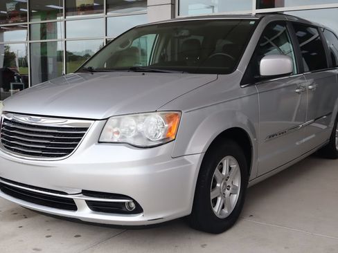 Used 2012 Chrysler Town & Country Touring w/ Entertainment Group #1 FWD image 3