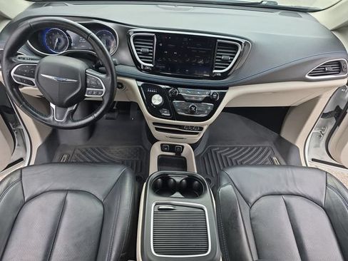 Used 2021 Chrysler Pacifica Touring-L FWD image 10