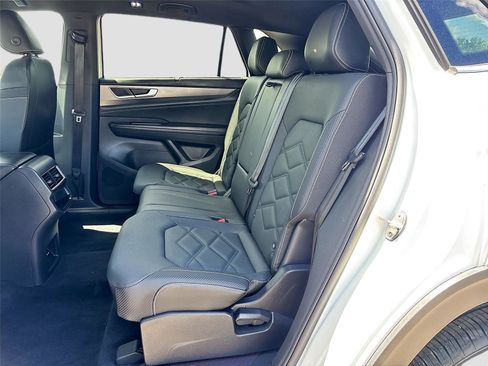 Used 2025 Volkswagen Atlas Cross Sport SE image 24