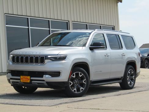 Used 2024 Jeep Wagoneer Series III AWD/4WD image 12
