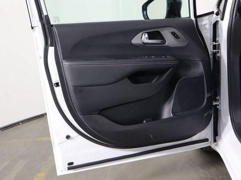 Used 2025 Chrysler Pacifica Select AWD/4WD image 14
