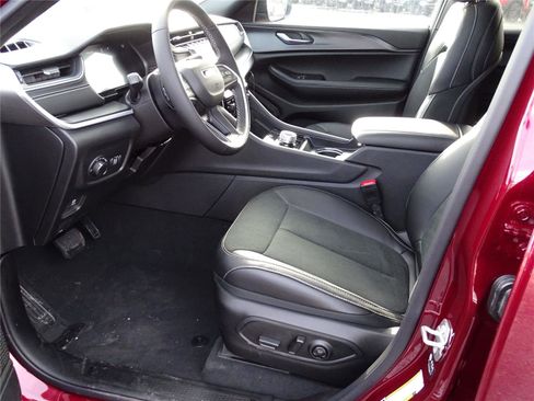 Used 2025 Jeep Grand Cherokee L Altitude image 28