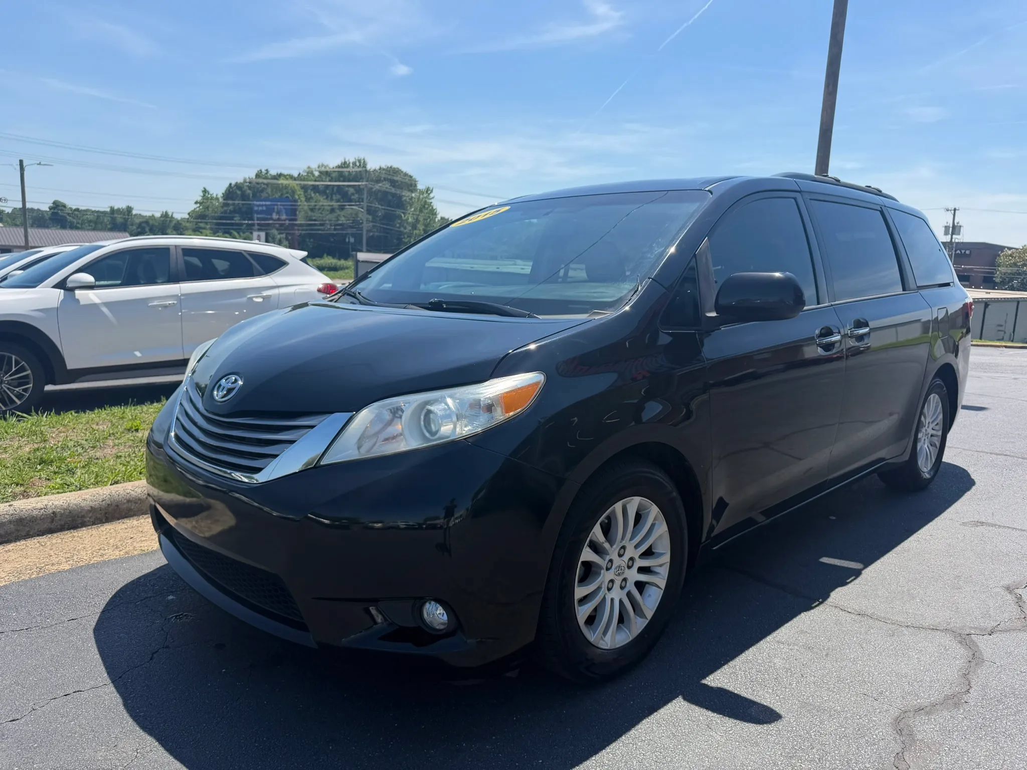 Used 2015 Toyota Sienna XLE FWD image 3