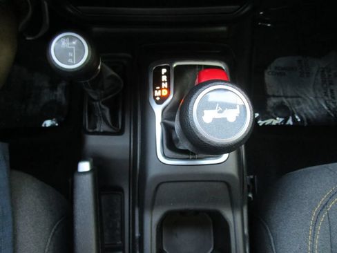 Used 2024 Jeep Wrangler Unlimited Sahara AWD/4WD image 32