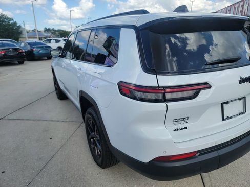 Used 2024 Jeep Grand Cherokee L Laredo image 3