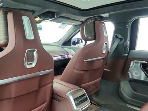 Used 2025 BMW i7 eDrive50 w/ Executive Package image 31