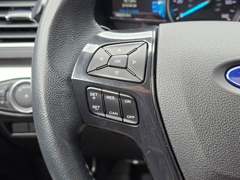 Used 2017 Ford Explorer XLT w/ Equipment Group 202A AWD/4WD image 30