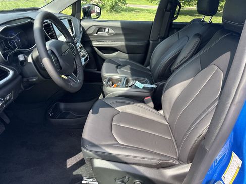 New 2027 Chrysler Pacifica Select AWD/4WD image 9