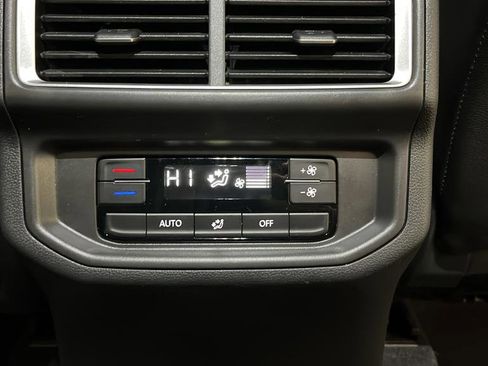 Used 2024 Volkswagen Atlas SE image 34