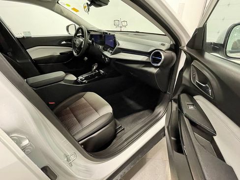 Used 2025 Chevrolet Trax LT FWD image 23
