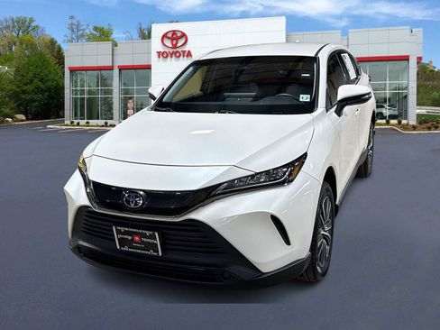 Certified 2022 Toyota Venza LE image 1