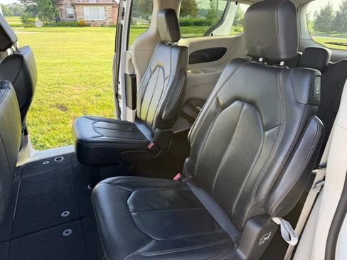 Used 2019 Chrysler Pacifica Touring-L FWD image 17