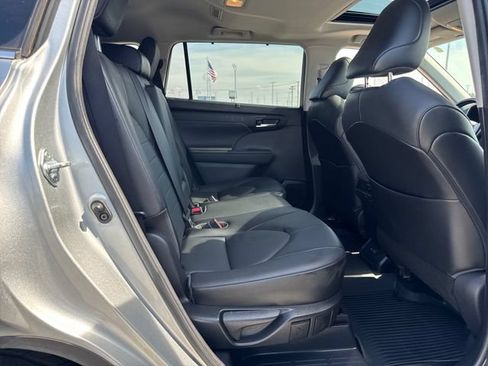 Used 2021 Toyota Highlander XLE AWD/4WD image 12
