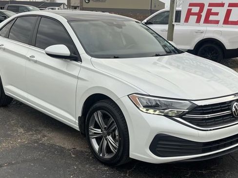 Used 2024 Volkswagen Jetta SE image 2