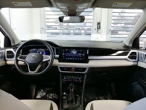 New 2026 Volkswagen Taos SE image 17