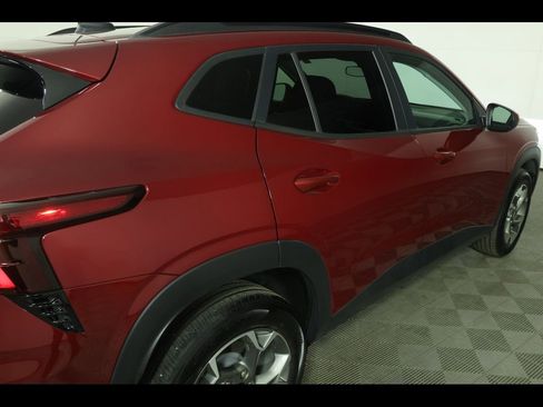 Used 2025 Chevrolet Trax LT FWD image 17