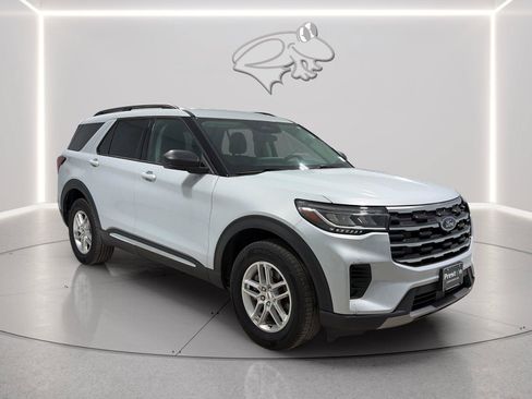 Used 2025 Ford Explorer Active AWD/4WD image 7