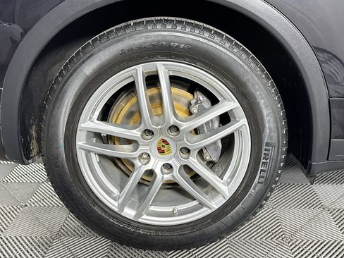 Used 2016 Porsche Cayenne w/ Premium Package image 40