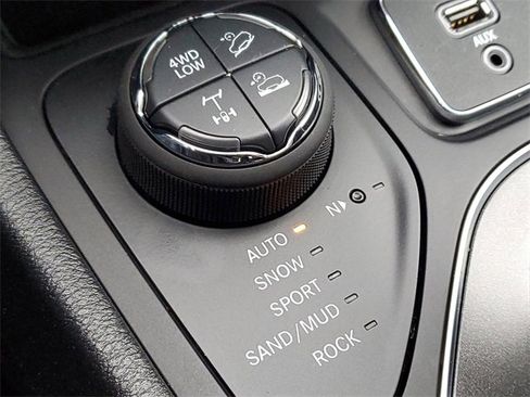 Used 2020 Jeep Cherokee Trailhawk w/ Cold Weather Group image 33