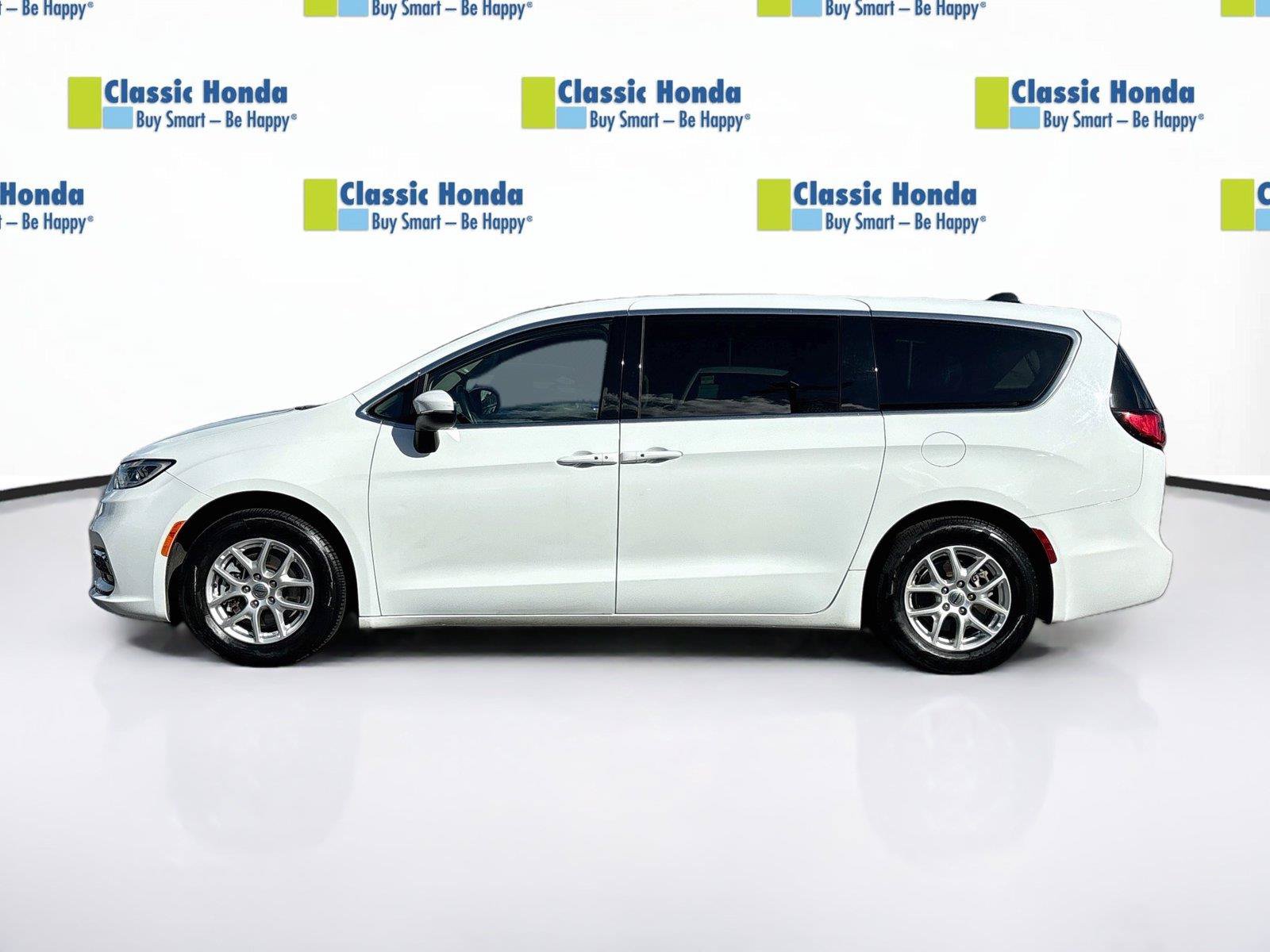 Used 2023 Chrysler Pacifica Touring-L FWD image 4