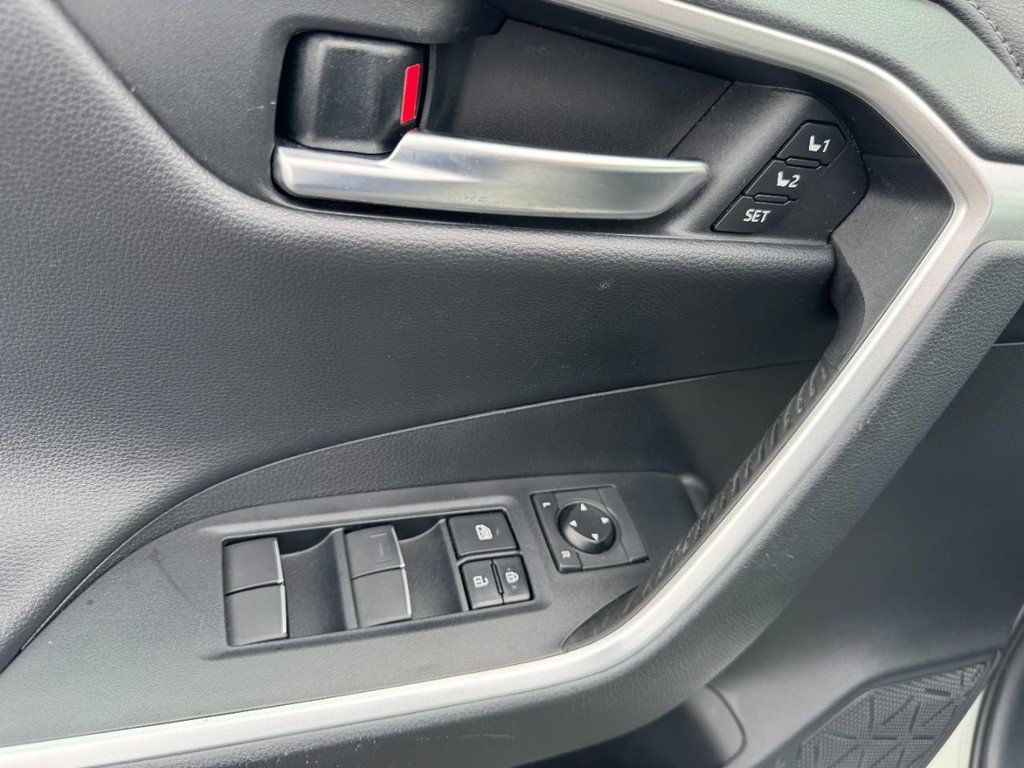 Used 2019 Toyota RAV4 Limited w/ Cold Weather Package AWD/4WD image 16